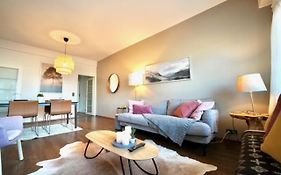 Cozy And Bright 2-Bedroom Apartment Washer And Dryer, King Size Bed